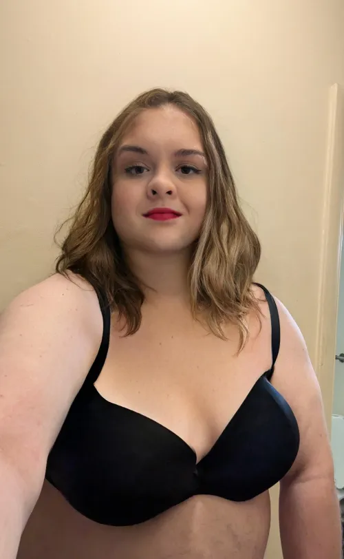 Thumbnail Black Bra Red Lips: Unveiling Beauty with maskedlisa23 in the BBW World