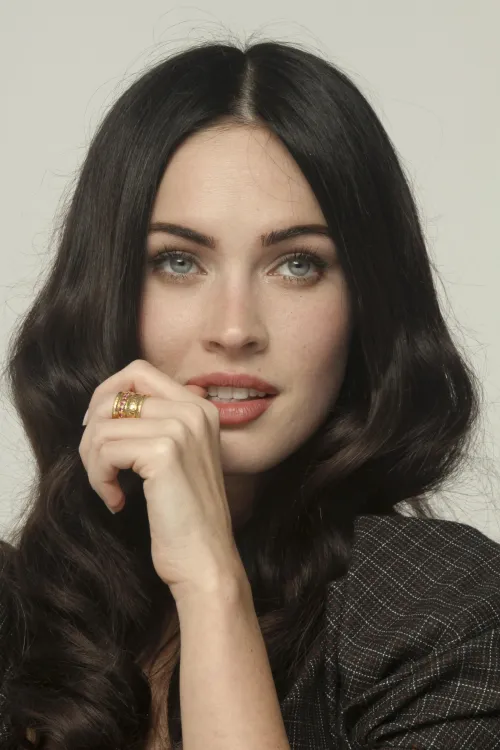 Thumbnail Exquisite Beauty: Spotlight on Megan Fox