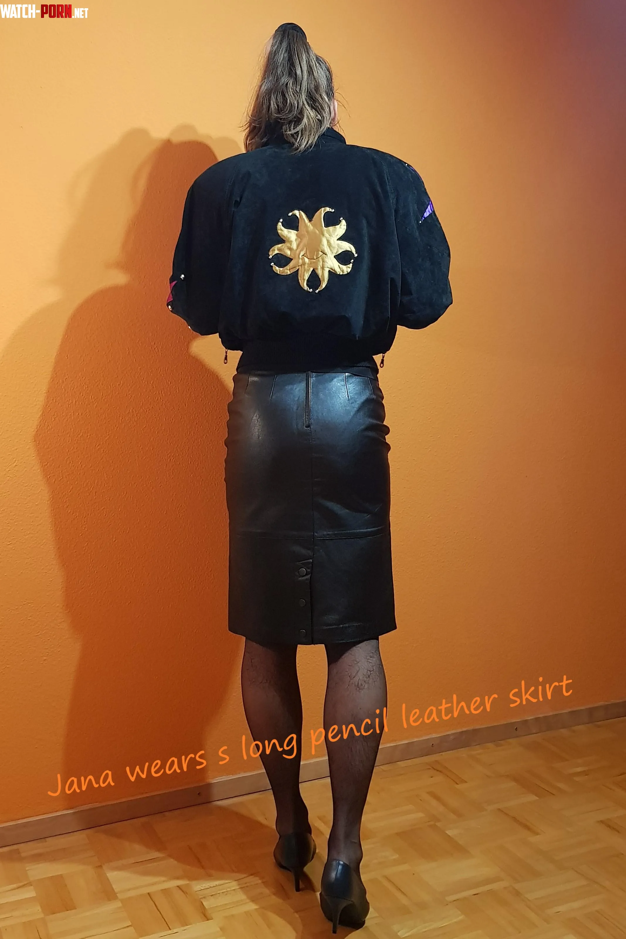 Sweet Jana waers a pencil leather skirt by sweetjanasweet