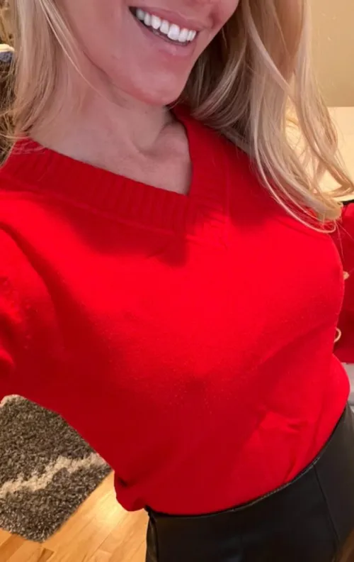 Thumbnail PetiteBlondeMel's Excitement in Team Colors: A Braless Tale