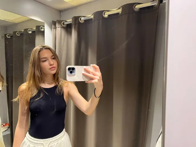 Thumbnail Mirror Magic: LineFlexx Captures the Moment in Fitting Rooms