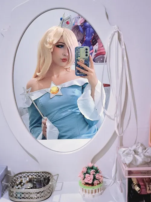 Thumbnail Stellar Princess: Rosalina Mario Cosplay Showcase | Mozechii