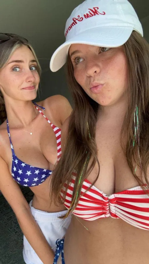 Thumbnail Best Friends: Big Tits in Bikinis Fun