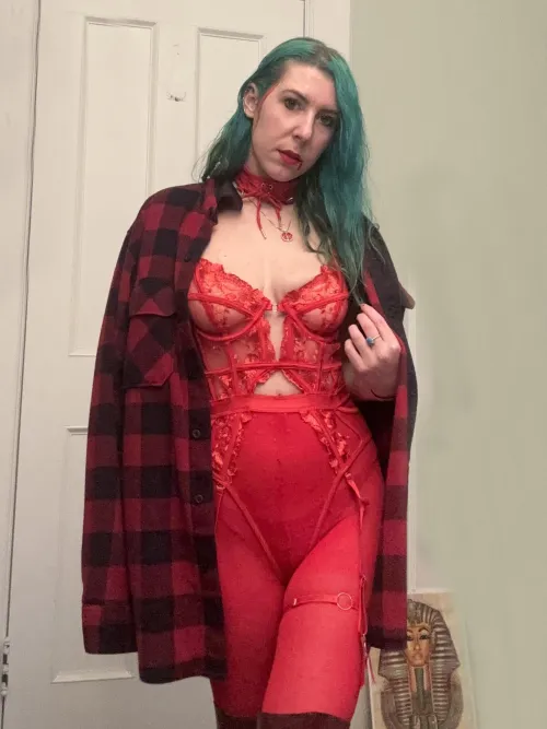 Thumbnail sirenskiss3 Stuns in Red: Unleashing the Sexy Goddess Within