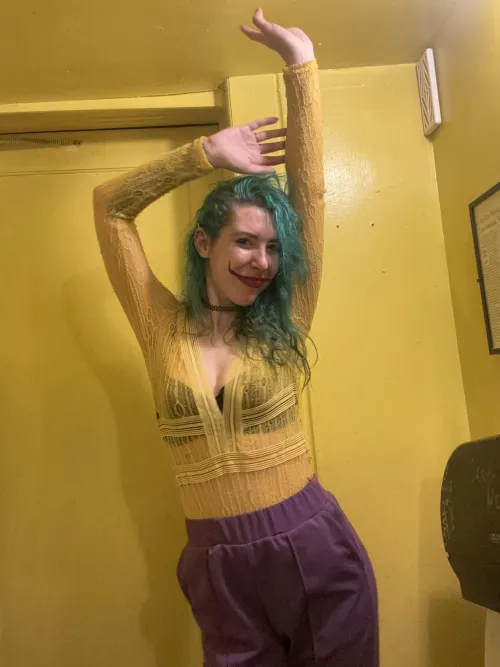 Thumbnail sirenskiss3 Shows Off Cute Joker Vibes | Delve into GirlswithNeonHair Fun