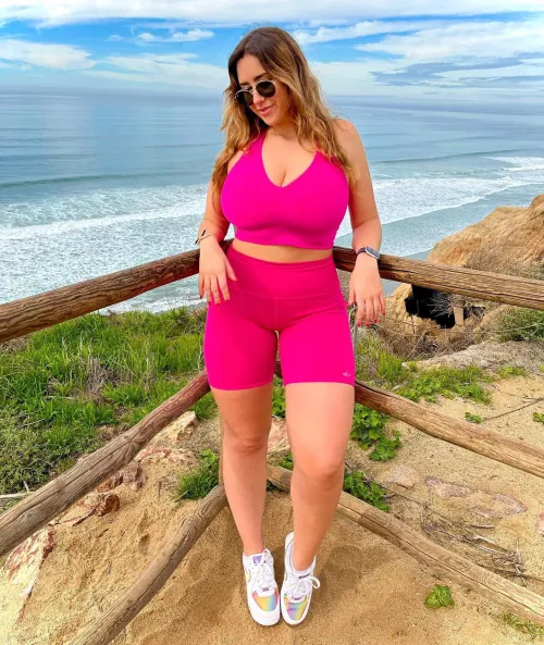 Thumbnail All in Pink: Embrace the Beauty of a Thick Fit