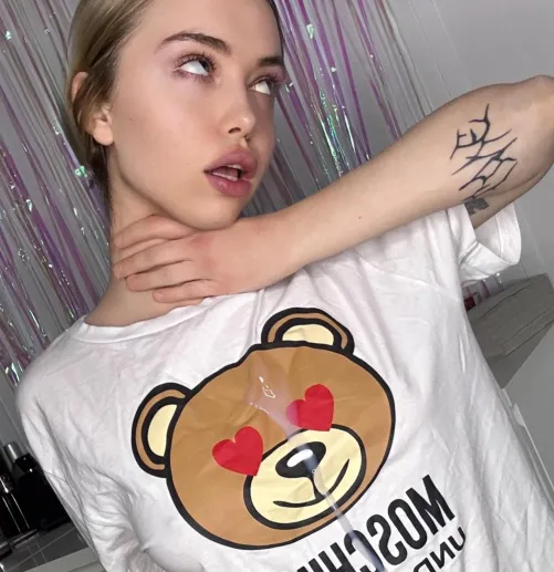 Thumbnail CreamyyBabbyy's Tale of Dad's Cum on a Shirt and Taking It Off