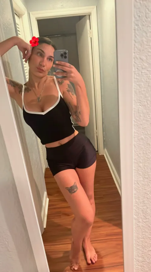 Thumbnail Spicyygalxo Shows Off a Super Sexy Crop Top in This Captivating Article