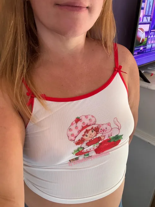 Thumbnail Berry Cozy Braless Vibes: Explore StrawberryBlondiexox's Unique Style