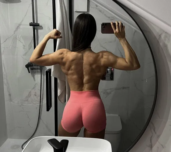 Thumbnail Admiring a Ripped Fit Back: Beauty in Strength