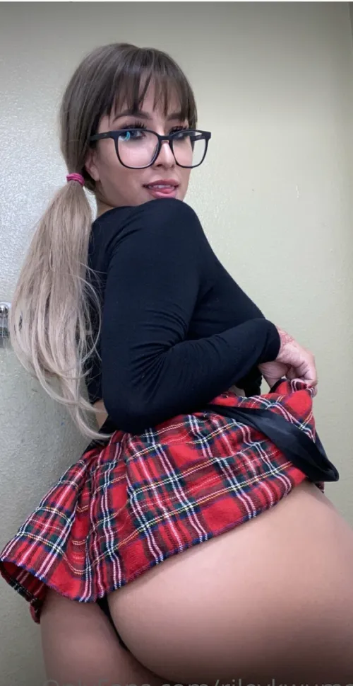 Thumbnail Debut Post: F22 with Big Ass and Glasses - Upskirt Beauty