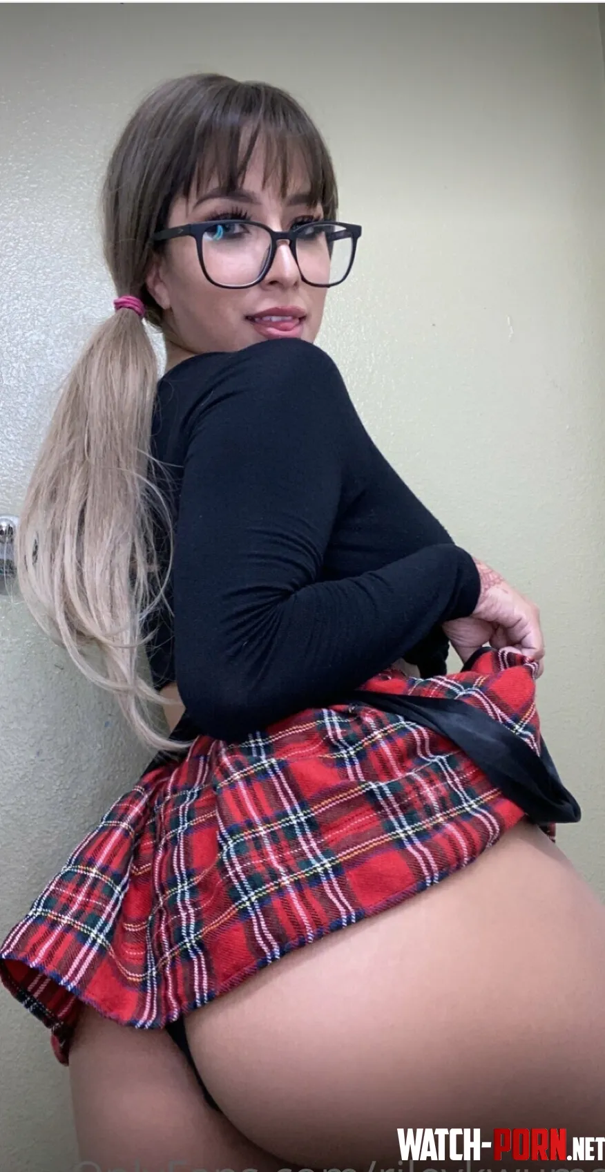 First post here F22 be kind towards me and my big ass amp wearing glasses i hope you still find me cute  by RileyisWilde