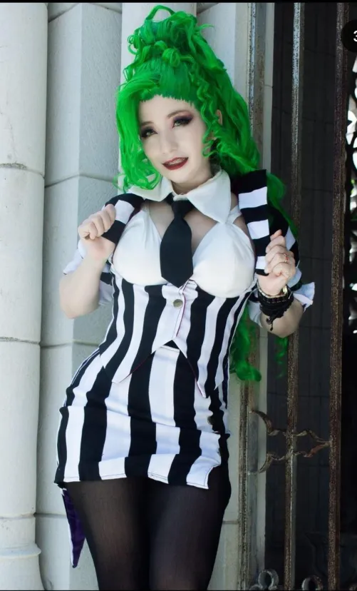 Thumbnail HitomiIzumi Shines as BeetleJuice in the Cosplay Scene