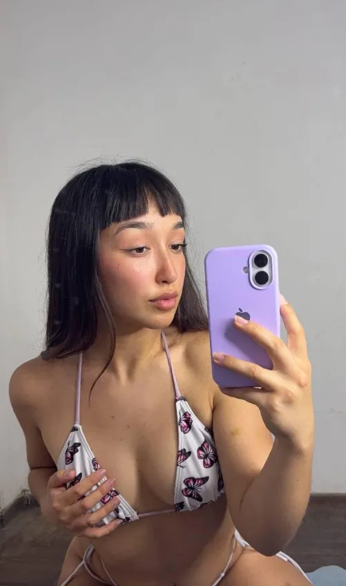 Thumbnail Cleavage Chronicles: cutiegirlyyo's Allure vs. Favorites