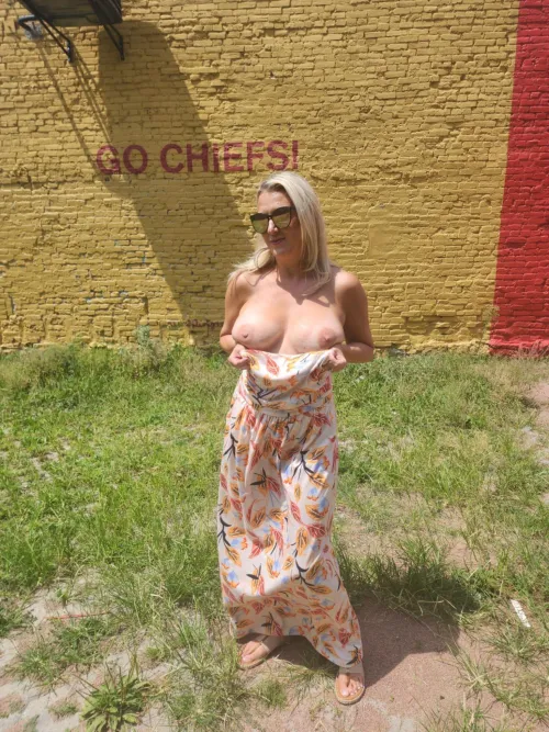 Thumbnail Flashing Hotwife in Kansas City: Mrs_Englewood's NaughtyWives Tale