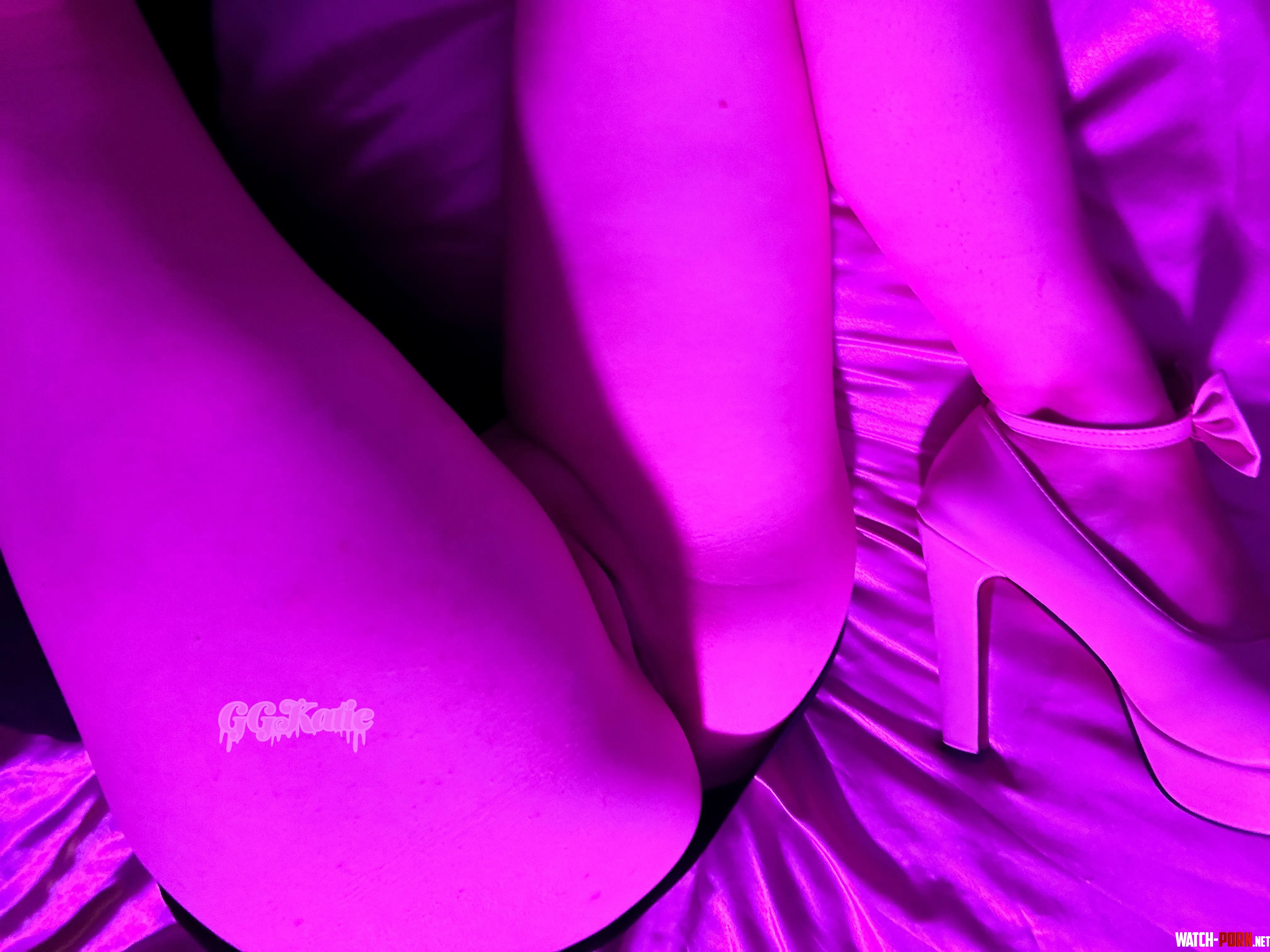 Katie Did My pussy slips out like this while were smoking at the party do you touch it realggkatie onlyfans by ggkatie