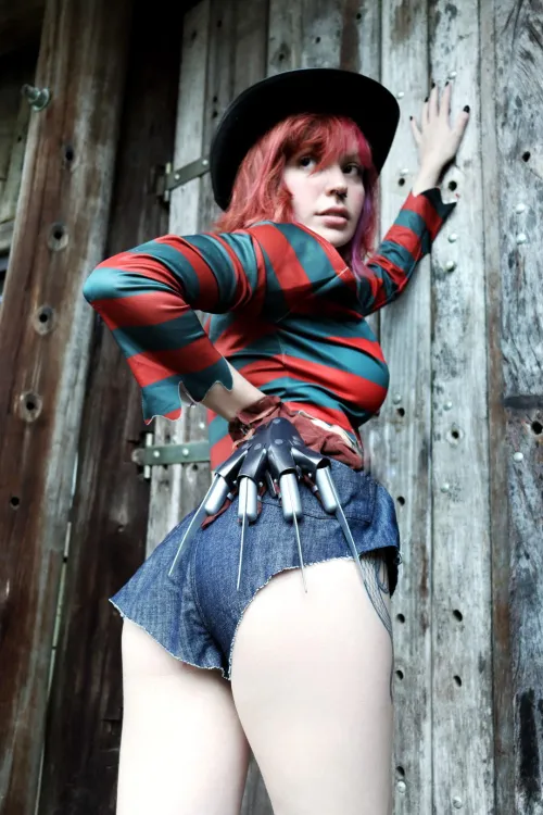 Thumbnail agingerMaya Showcases Fred Krueger's Butt in Cosplay Glory