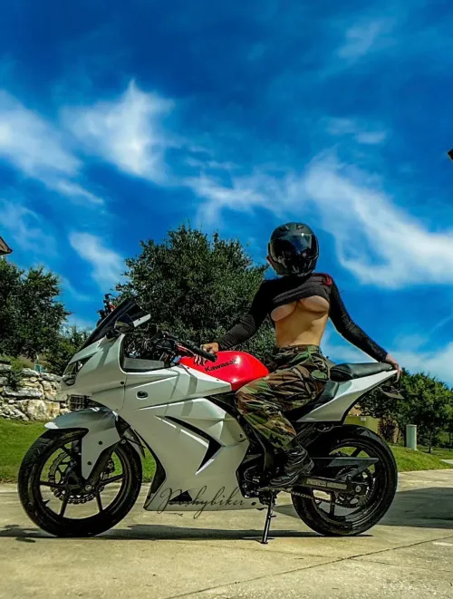 Thumbnail Unveiling the Allure of Underboob: No Bra Riding | Poshybiker