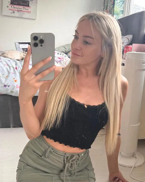 Thumbnail Lovely Day in a Croptop: Author Scarletteee1 Shares