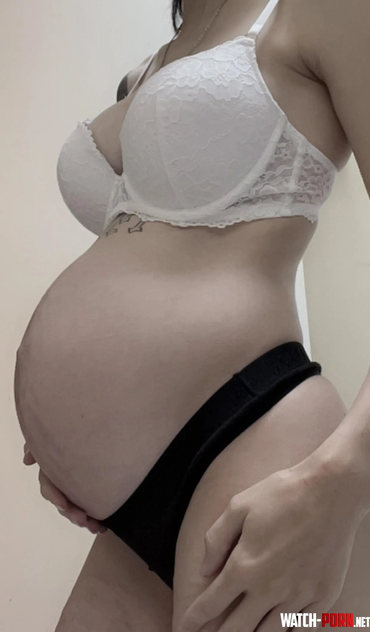 32 weeks pregnant with my 4th  by mothbonesx