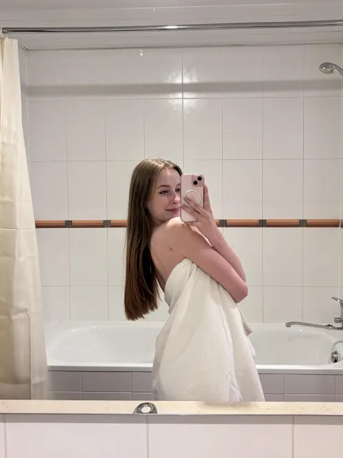 Thumbnail GiuliaGregori's Request: Strip the Towel Off in a Bold MirrorSelfie