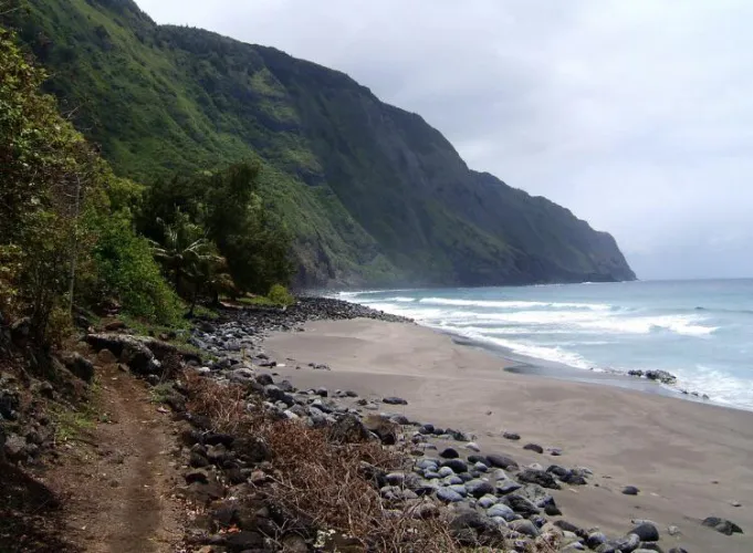 Thumbnail Discovering Tranquility: Exploring Molokai Island's Beauty