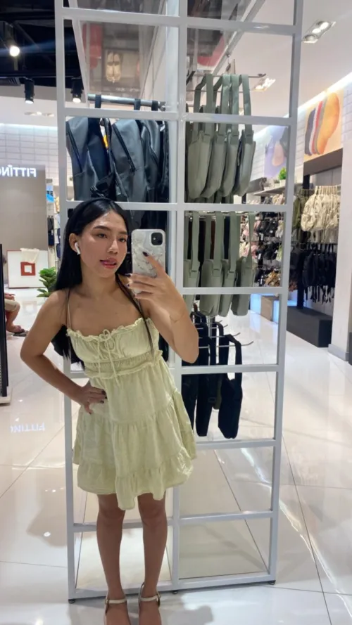 Thumbnail Uebiro Shares a Tiny and Adorable MirrorSelfie Moment