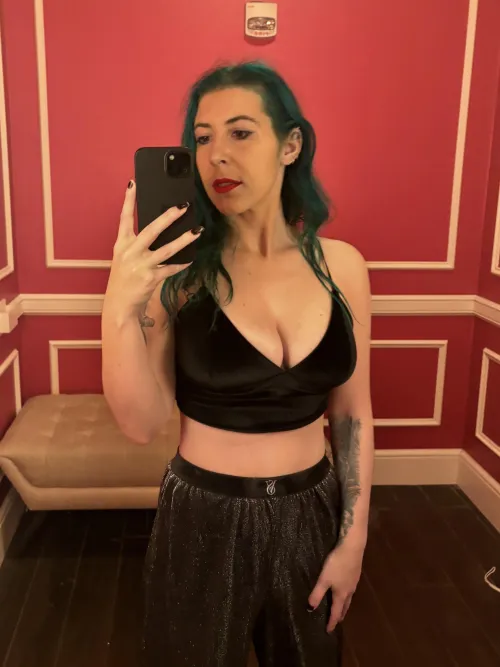 Thumbnail Cozy Confidence: sirenskiss3 in a Crop Top Experience