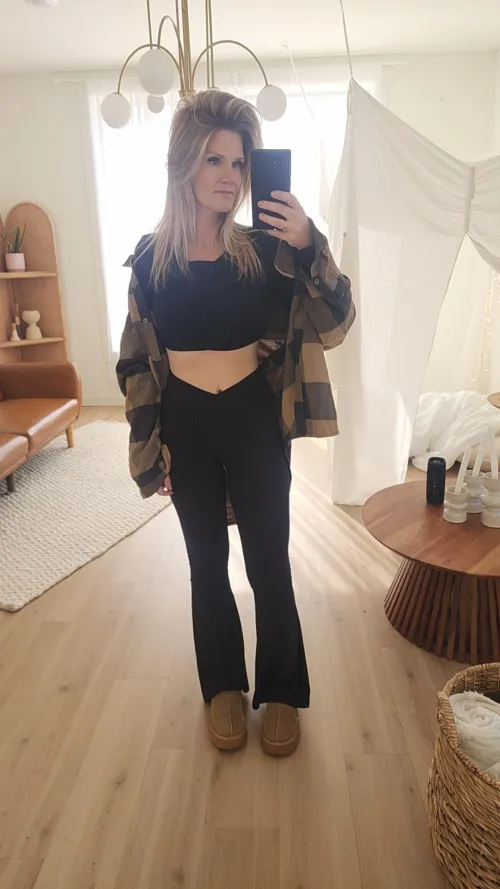 Thumbnail Chasity_lyyn Takes a Fall Fit Check in MirrorSelfie Category