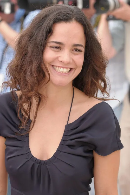 Thumbnail Discovering the Allure of Alice Braga | -Chemist-