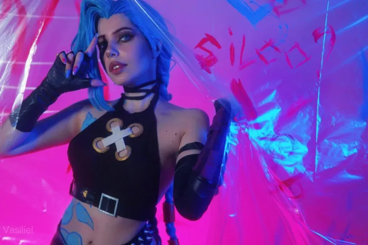 Thumbnail Jinx Cosplay Unleashed: Vasiliel Strikes a Pose in cosplaygirls