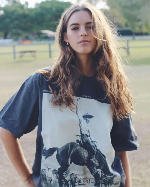 Thumbnail Elegant Beauty: Discover the Grace of Emily Feld