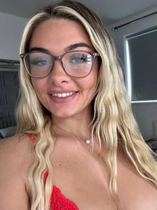 Thumbnail courtelizabeth93 Shows Off Cuteness in Glasses on Gonewild18