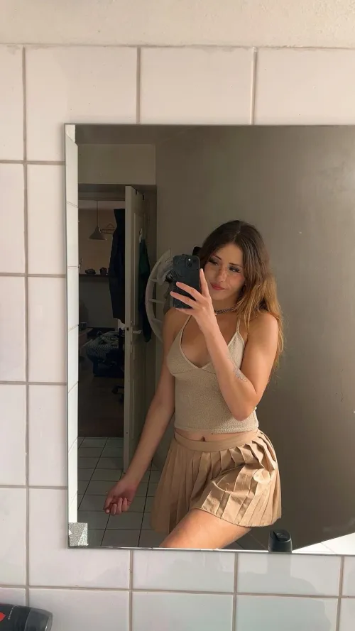 Thumbnail Discover the Charm of Mirror Selfies with Girl_LoveSweet