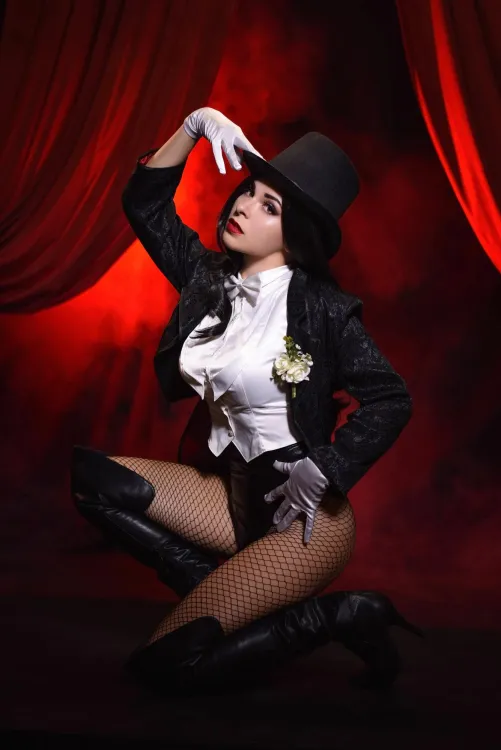 Thumbnail Zatanna's Spellbinding Cosplay by Yuna Kairi: Dive into Dazzling Realism