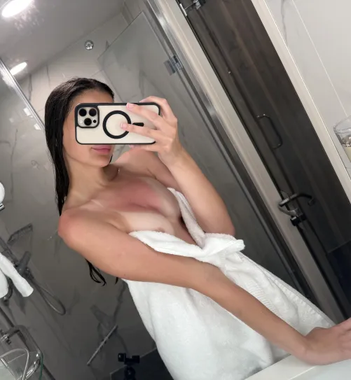 Thumbnail Fresh & Fabulous: RoryRosee Shares Post-Shower Glow in Brunette World