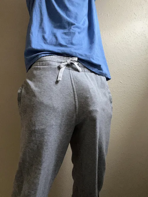 Thumbnail Gym Exploration: Jakzum in Gray Sweatpants with Bulge Talk