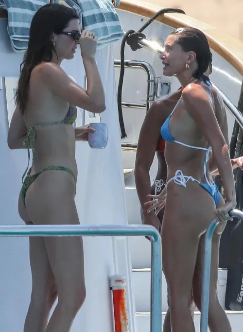 Thumbnail Kendall Jenner and Hailey Bieber: Celebrity Butts Unveiled