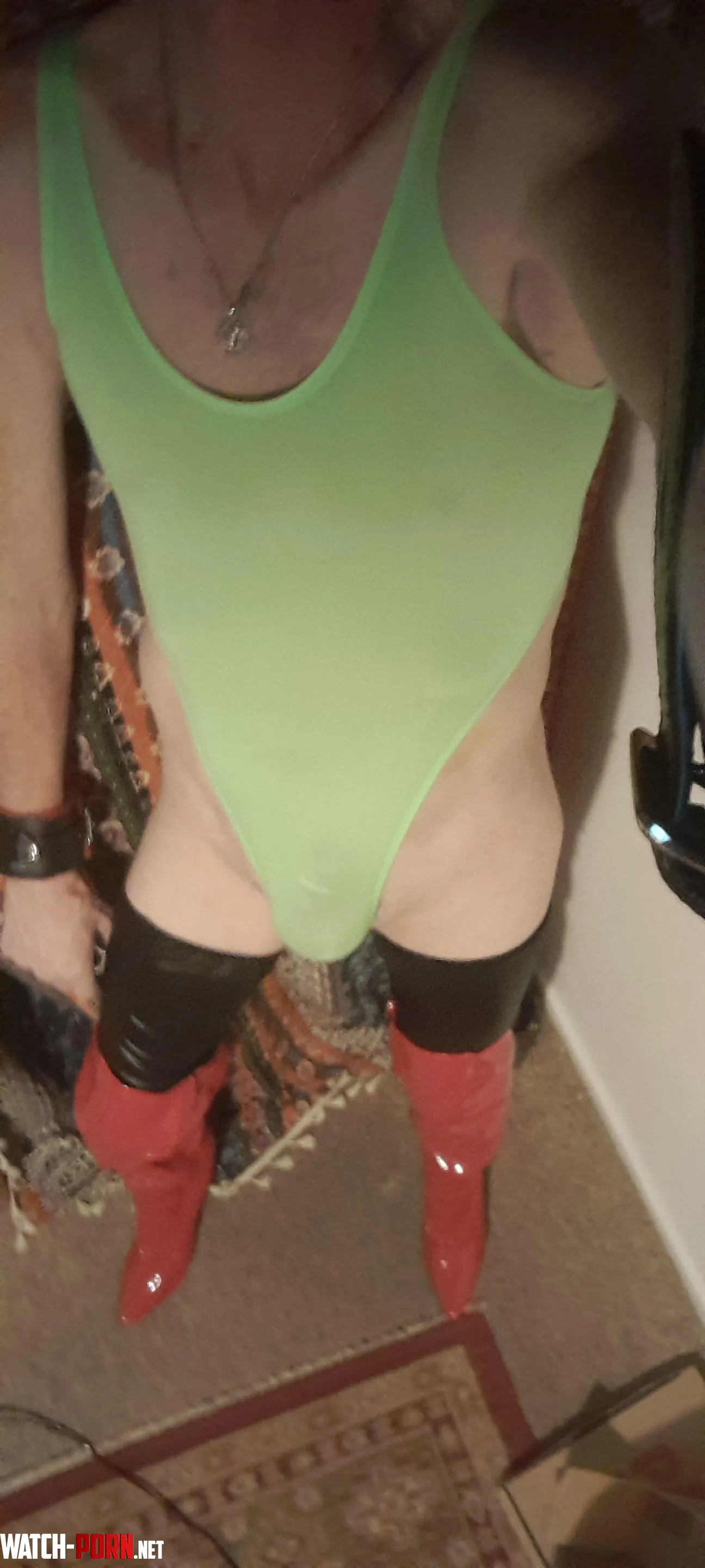 Does the green body suit look good with red boots by bobthongbluge