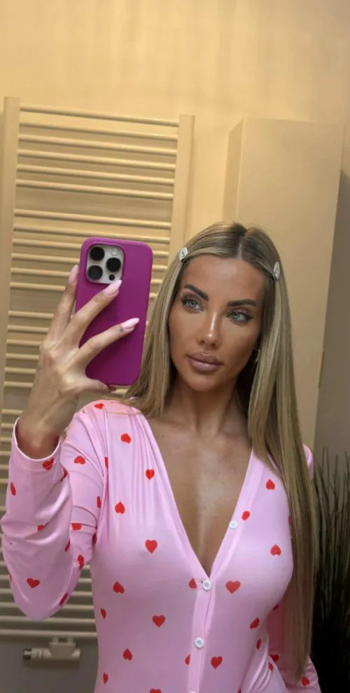 Thumbnail MirrorSelfie Elegance: Showing Off New Pyjamas | buttreloaded