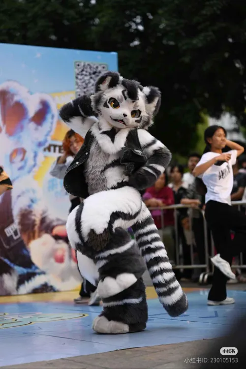 Thumbnail Discover Furry World with Dragoniel's Chinese Fursuiter Gintan