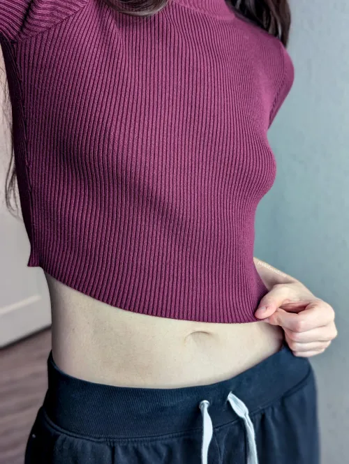 Thumbnail Stylish Insights: peekabooadams Delves into Cropped Sweaters Appreciation