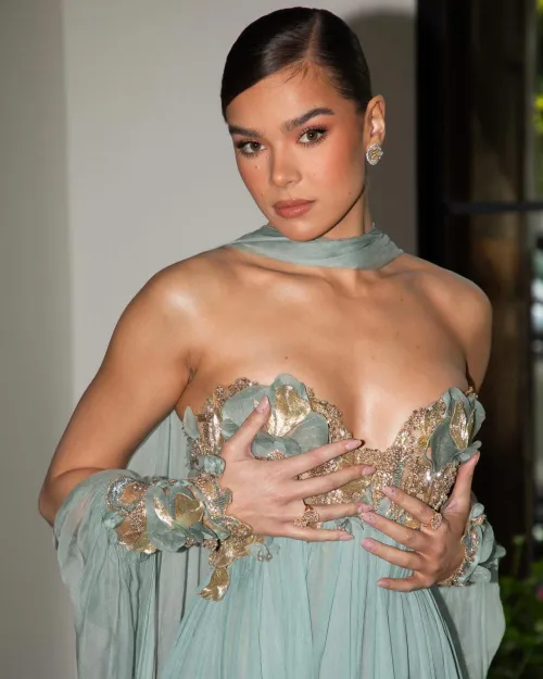 Thumbnail Hailee Steinfeld Ravishes in Refined Beauty