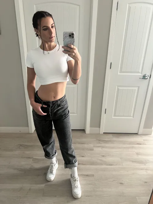 Thumbnail MadelinetaylorXXX: Comfort & Fun in Every Crop Top - Style Guide