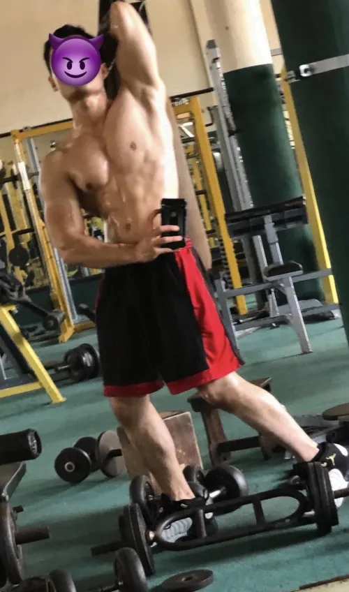 Thumbnail Showing Off at the Gym: TheeGuyDerek's Exhibition in boysgonewild