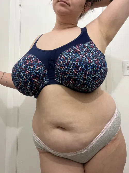 Thumbnail Celebrating Mom Curves with MassiveApple3405 in obsf