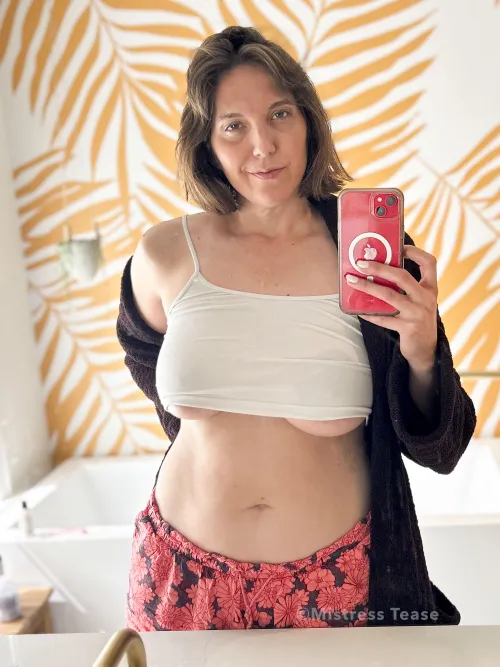 Thumbnail MadamoiselleTs Embraces MirrorSelfie Confidence with 'Good Tits Day'