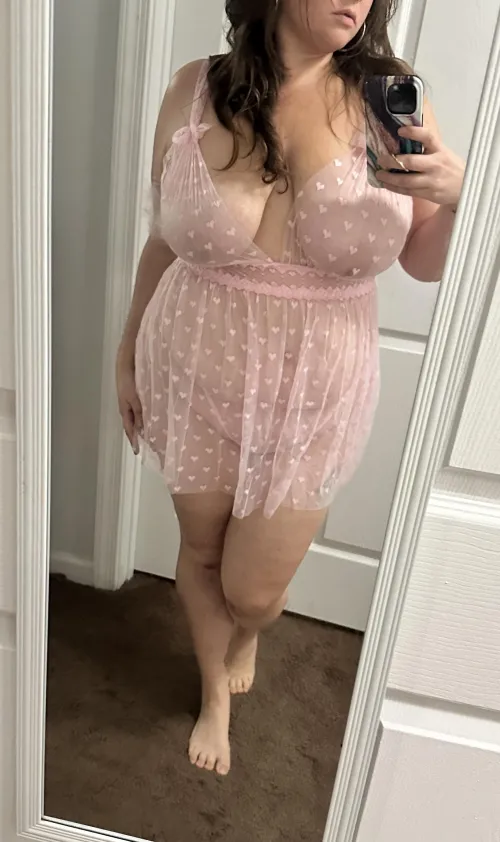 Thumbnail Chic in Pink: A Stylish Chubby Showcase