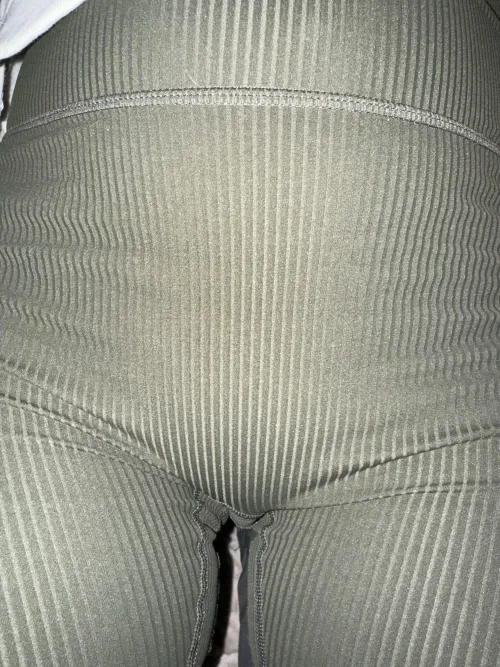 Thumbnail Ultimate Guide to Yoga Pants: A Close-Up View Before Your Class