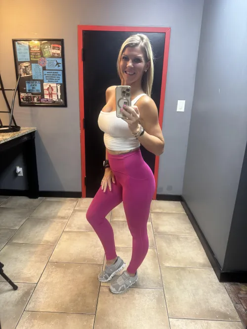 Thumbnail Pink Perfection: Fitness Beauty in Yoga Pants